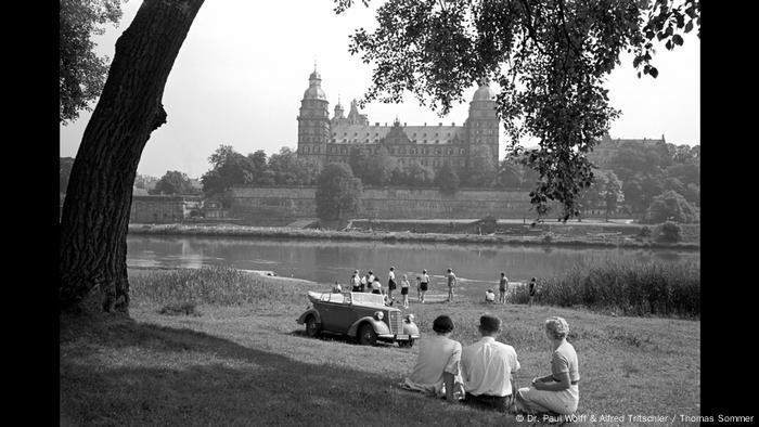 Mainufer in Aschaffenburg mit Blick auf das Schloss Johannisburg (Dr. Paul Wolff & Alfred Tritschler / Thomas Sommer)