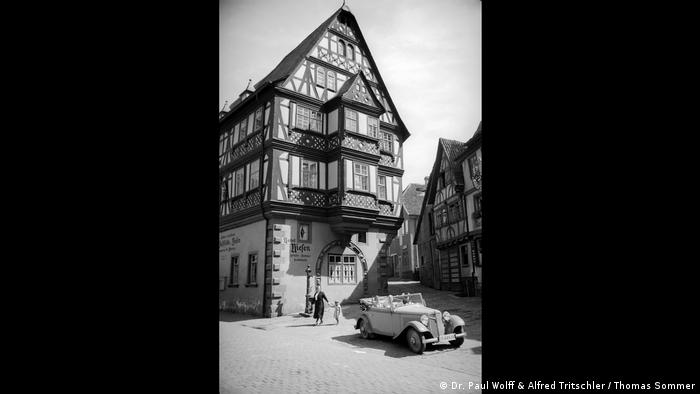 Kunstvoll ausgearbeitete Fassade eines Fachwerkhauses in Miltenberg, das das Hotel Zum Riesen beherbergt (Dr. Paul Wolff & Alfred Tritschler / Thomas Sommer)