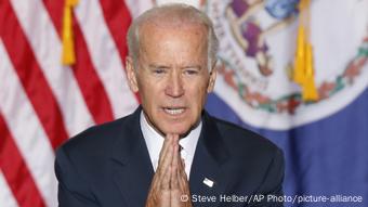 USA Joe Biden mit gefalteten Händen