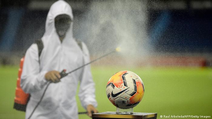Дезинфекция футбольного мяча перед игрой в Колумбии