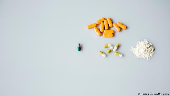 Verschiedene Tabletten, und Drogen-Pulver 