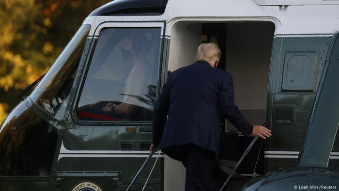 Trump aborda un helicóptero.