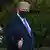 Trump acena com polegar para repórteres ao caminhar para o helicóptero que o levou ao hospital