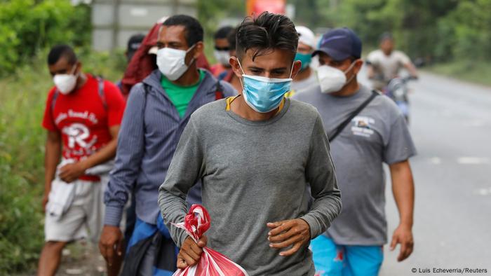 Foto de migrantes hondureños con mascarilas