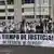 Foto de pancarta colocada durante evento de conmemoración de la masacre de Tlatelolco que dice "Es tiempo de justicia"