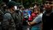 Foto de caravana de migrantes de Honduras frente a soldados de Guatemala Foto de caravana de migrantes de Honduras frente a soldados de Guatemala