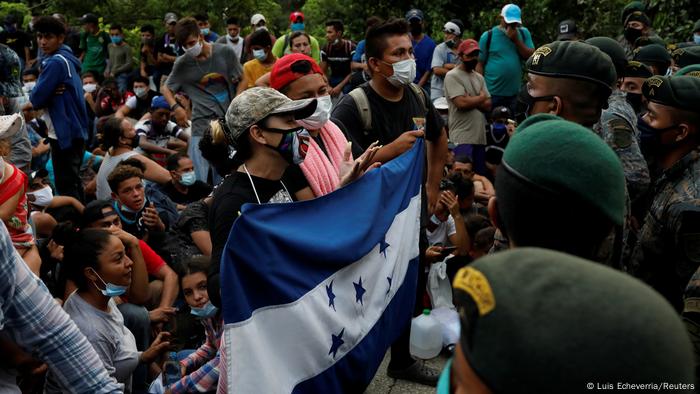 Foto de migrantes hondureños frente a soldados guatemaltecos