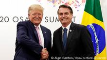 HANDOUT - 28.06.2019, Japan, Osaka: Auf diesem vom brasilianischen Präsidentenamt zur Verfügung gestellten Bild schüttelt Donald Trump (l), Präsident der USA, Jair Bolsonaro (r), Präsident von Brasilien, im Rahmen eines G20-Gipfeltreffens die Hand. Der brasilianische Staatschef hat nach der ersten Fernsehdebatte zur US-Präsidentschaftswahl 2020 zwischen Trump und Biden scharf auf die Äußerungen des demokratischen Präsidentschaftskandidaten zum Amazonas-Gebiet reagiert. (zu dpa «Bedauernswert, Herr Joe Biden»: Bolsonaro antwortet US-Kandidat» vom 30.09.2020) Foto: Alan Santos/Palacio Planalto/dpa - ACHTUNG: Nur zur redaktionellen Verwendung und nur mit vollständiger Nennung des vorstehenden Credits +++ dpa-Bildfunk +++ | Verwendung weltweit