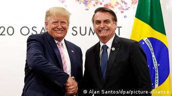 O ex-presidente americano Donald Trump aperta a mão do presidente Jair Bolsonaro