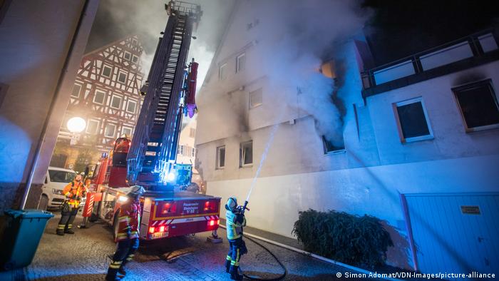 رجال المطافئ يقومون بإطفاء حريق في مبنى سكني ببلدة مارباخ الألمانية (3/10/2020)