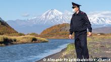 03.10.2020, Russland: 6347646 03.10.2020 An employee of the Ministry of Internal Affairs of the Kamchatka Peninsula works during operational search activities at the scene of the alleged incident on Khalaktyrsky Beach, Kamchatka Region, Russia. Probable chemical contamination of water has led to a massive release of dead animals on Khalaktyrsky Beach in Kamchatka. Alexandr Piragis / Sputnik Foto: Alexandr Piragis/Sputnik/dpa |