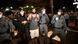 Dois policiais levam homem preso Dois policiais levam homem preso