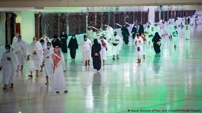 قرار است ظرفیت حج عمره تا روزانه ۲۰ هزار نفر دوباره بالا برده شود. مقام های سعودی گفته اند تا زمانی که خطر ویروس کرونا در همین سطح باشد، مراسم حج با ظرفیت قبلی برگزار نخواهد شد.
