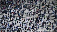 04.10.2020, Baden-Württemberg, Konstanz: Teilnehmer der Demonstration der Querdenker stehen auf einem Platz bei einer Kundgebung am Ufer des Bodensees teil. Foto: Felix Kästle/dpa +++ dpa-Bildfunk +++ | Verwendung weltweit