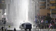 04.10.2020, Belarus, Minsk: Polizisten setzten einen Wasserwerfer gegen Demonstranten ein. Trotz eines Großaufgebots an Sicherheitskräften haben Zehntausende Menschen gegen den autoritären Staatschef Lukaschenko demonstriert. Foto: Uncredited/AP/dpa +++ dpa-Bildfunk +++ |