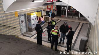 Полиция контролирует ношение масок на входе в здание вокзала