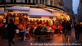 Посетители одного из парижских ресторанов, сентябрь 2020 года
