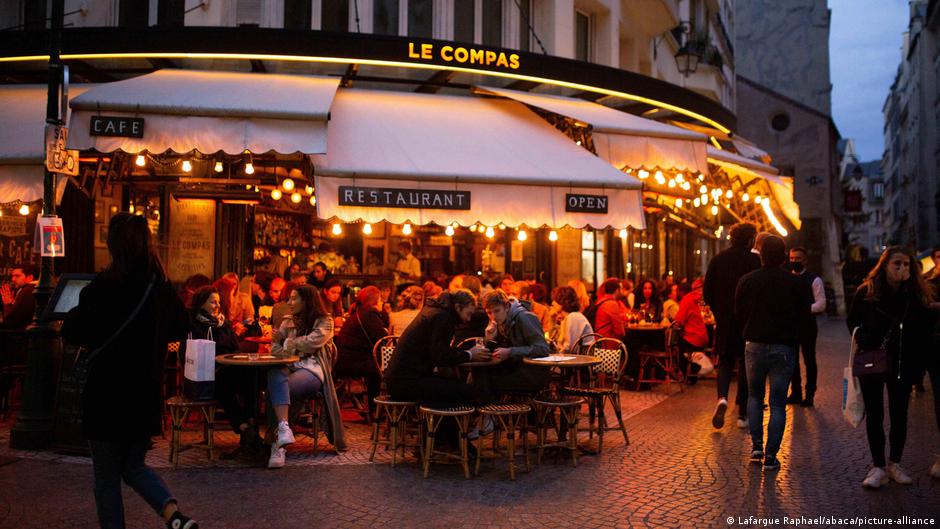 Franceses correm para se vacinar após reforço de restrições | Notícias internacionais e análises | DW - Vimarsana News