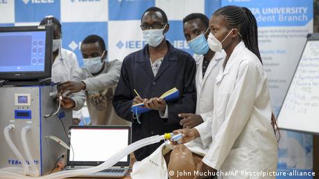 Kenia Corona l Medizinstudenten in Nairobi (John Muchucha/AP Photo/picture-alliance)