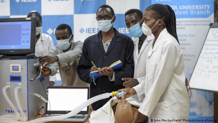 Kenya Corona l medical students in Nairobi (John Muchucha / AP Photo / picture-alliance)