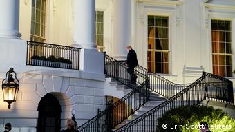Ο αμερικανός πρόεδρος επιστρέφοντας στον Λευκό Οίκο υπό την επίδραση στεροειδών