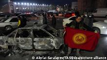 06.10.2020, Kirgistan, Bischkek: BISHKEK, KYRGYZSTAN - OCTOBER 6, 2020: People stand by a burned out vehicle in central Bishkek after a protest against the results of the 2020 Kyrgyz parliamentary election. Protesters have managed to seize the White House building that houses Kyrgyzstan's Presidential Administration and Parliament. Abylai Saralayev/TASS Foto: Abylai Saralayev/TASS/dpa |