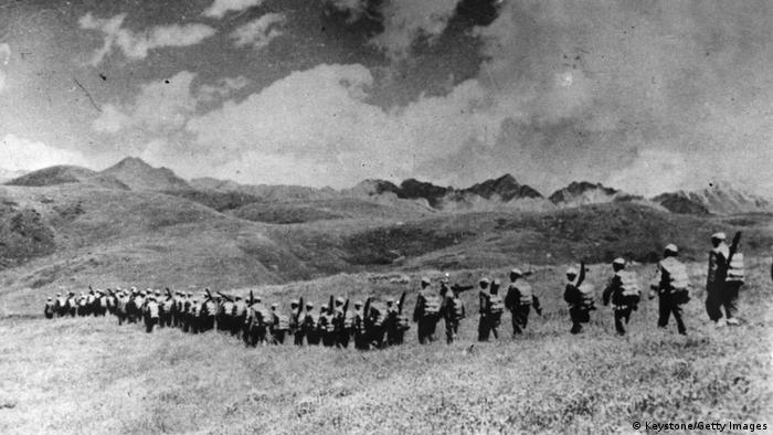 На един слънчев, но студен октомврийски ден, по думите на историка Оскар Вегел, общо седем дивизии се отправят на поход към тибетските възвишения.