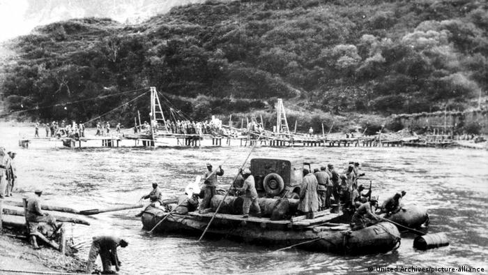 BG | 70 Jahre Besetzung Tibet: Chineisische Truppen (United Archives/picture-alliance)