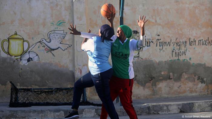 Zwei Frauen in Mogadischu spielen Basketball 