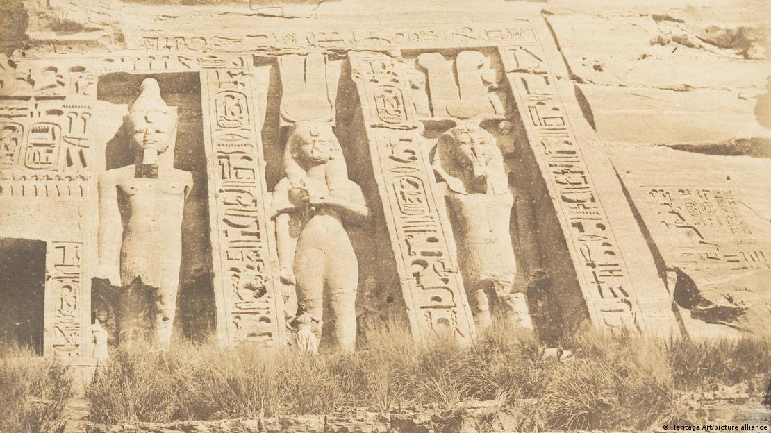 المعبد الذي بناه الملك رمسيس الثاني لزوجته نفرتاري والمعبودة حتحور في منطقة أبو سمبل بجنوب مصر. (صورة تعود لعام 1850)