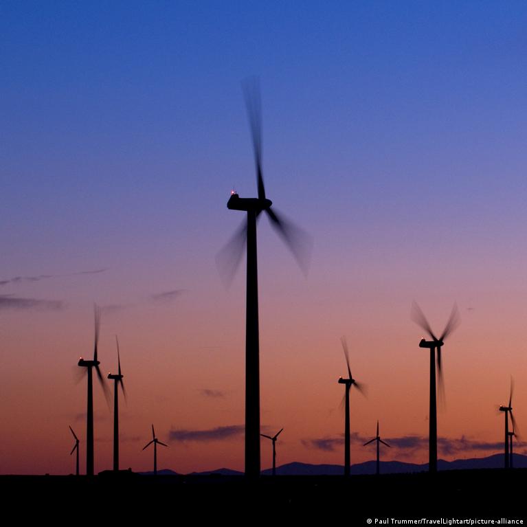 dw.com - Stuart Braun - Can EU renewables outmuscle US oil and gas?