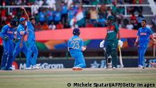 09.02.2020
India's Yashasvi Jaiswal (C) celebrates after India's Ravi Bishnoi dismissed Bangladesh's Towid Hridoy (2nd L) during the ICC Under-19 World Cup cricket finals between India and Bangladesh at the Senwes Park, in Potchefstroom, on February 9, 2020. (Photo by MICHELE SPATARI / AFP) (Photo by MICHELE SPATARI/AFP via Getty Images)