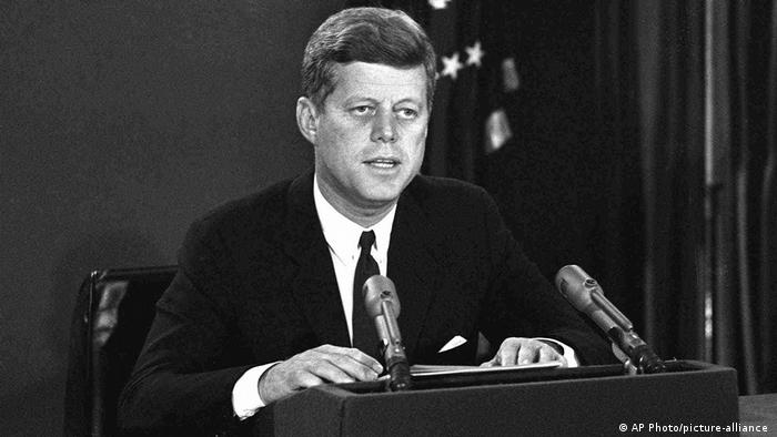 На 22 октомври Джон Ф. Кенеди обявява морска карантина на Куба, докато съветските ракети бъдат премахнати.