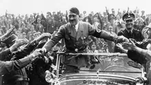 Parteitag NSDAP/ Hitler begruesst Anhaenger Nuernberg, Reichsparteitag 1933 (1.-3. September). - Hitler, im Automobil, wird von einer jubelnden Menschenmenge begruesst.- Foto, September 1933. |