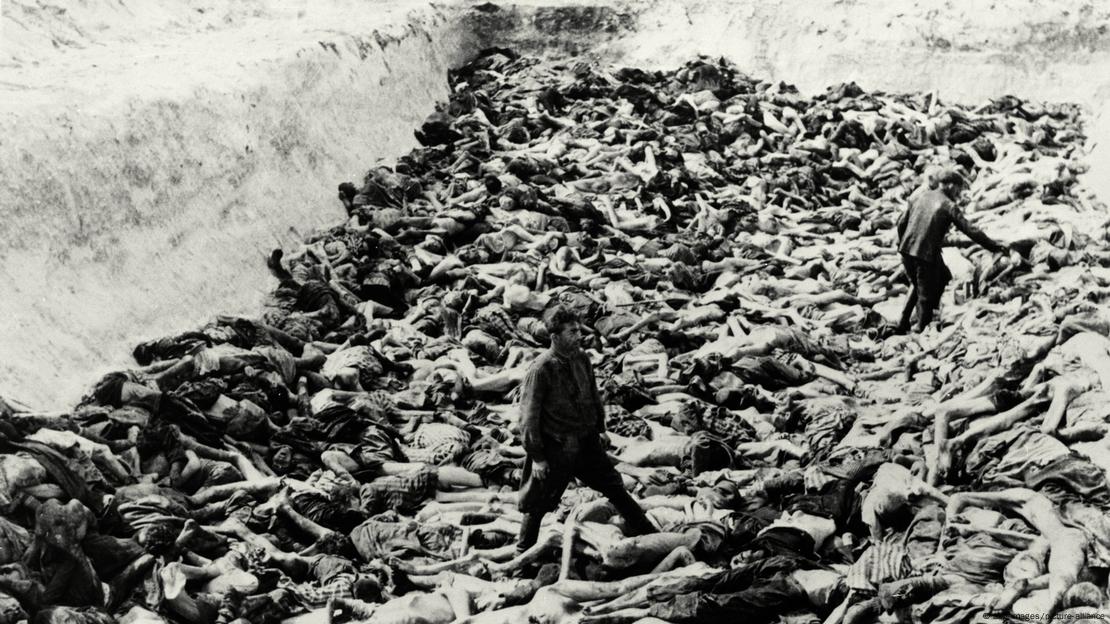 Centenas de cadáveres em vala em Bergen-Belsen em abril de 1945