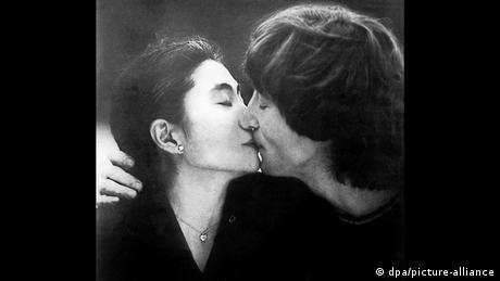 Yoko Ono und John Lennon küssen sich 