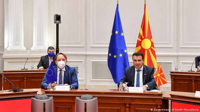 Nord-Mazedonien Skopje Sitzung der Regierung mit dem Europäischen Kommissar Oliver Varhelyi 