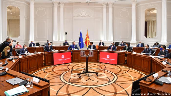 Nord-Mazedonien Skopje Sitzung der Regierung mit dem Europäischen Kommissar Oliver Varhelyi 