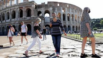 Туристы в масках около Колизея в Риме