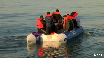 Mε πλαστικές λέμβους προσπαθούν πλέον μετανάστες να περάσουν από τη θάλασσα της Μάγχης