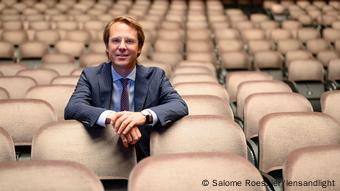 Deutschland Der neue Intendant der Alten Oper Frankfurt Dr. Markus Fein sitzt allein im Saal