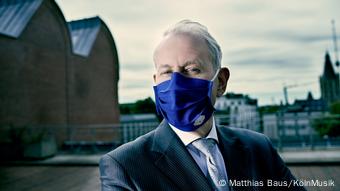 Louwrens Langevoort, Intendant der Kölner Philharmonie, mit knallblauer Maske (Foto: Matthias Baus/KölnMusik).