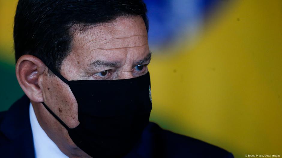 Mourão contraria Bolsonaro e diz que governo vai comprar vacina chinesa