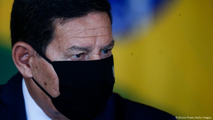 Hamilton Mourão de máscara