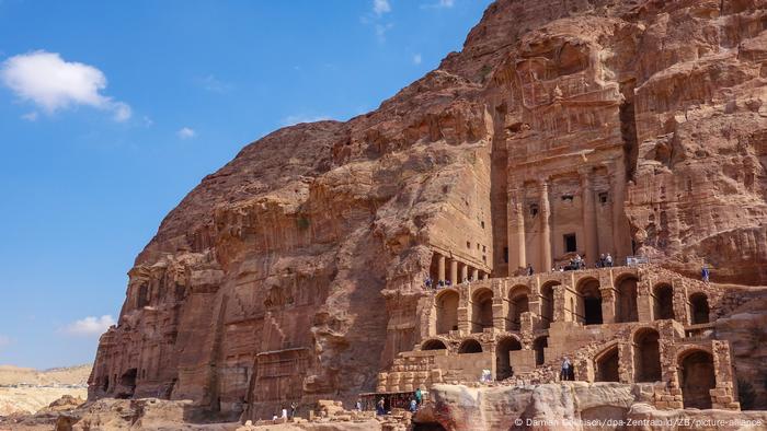 Kota Petra di Yordania yang diukir langsung pada tebing batu