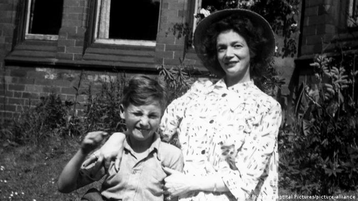 John Lennon as a young boy and his mother Julia Lennon (RKA/MPI/Captital Pictures/picture-alliance)