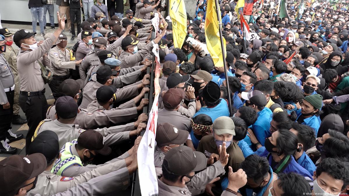 Demo Tolak UU Cipta Kerja Berlanjut Di Berbagai Daerah – DW – 08.10.2020