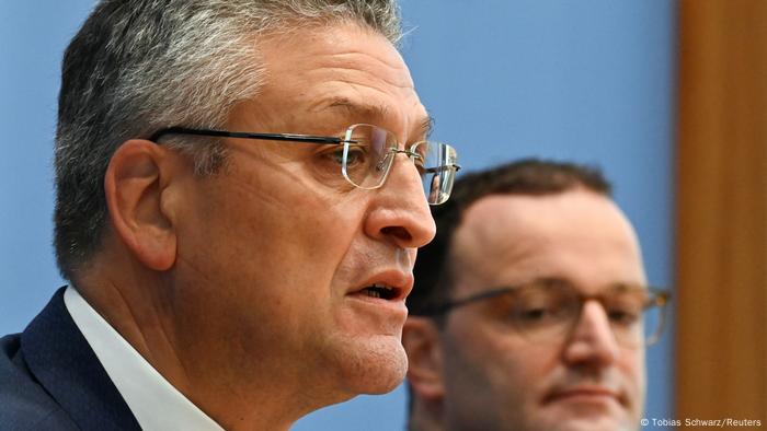 Der Präsident des Robert Koch-Instituts, Lothar Wiehler (l.), und Gesundheitsminister Jens Spahn vor der Presse in Berlin (Foto: Tobias Schwarz/Reuters) Der Präsident des Robert Koch-Instituts, Lothar Wiehler (l.), und Gesundheitsminister Jens Spahn vor der Presse in Berlin (Foto: Tobias Schwarz/Reuters)