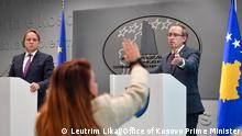 Kosovo Premierminister Avdullah Hoti und EU-Kommissar für Erweiterung und Nachbarschaftspolitik OIiver Varheyli