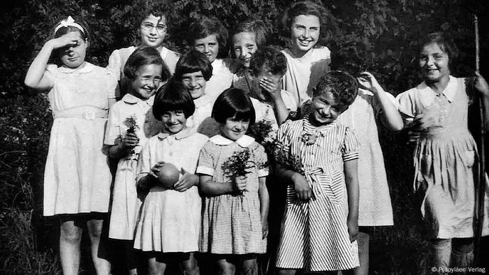 Órfãos judeus em foto em preto e branco publicada no Livro de Alice (Editora Propyläen), da historiadora Karina Urbach.